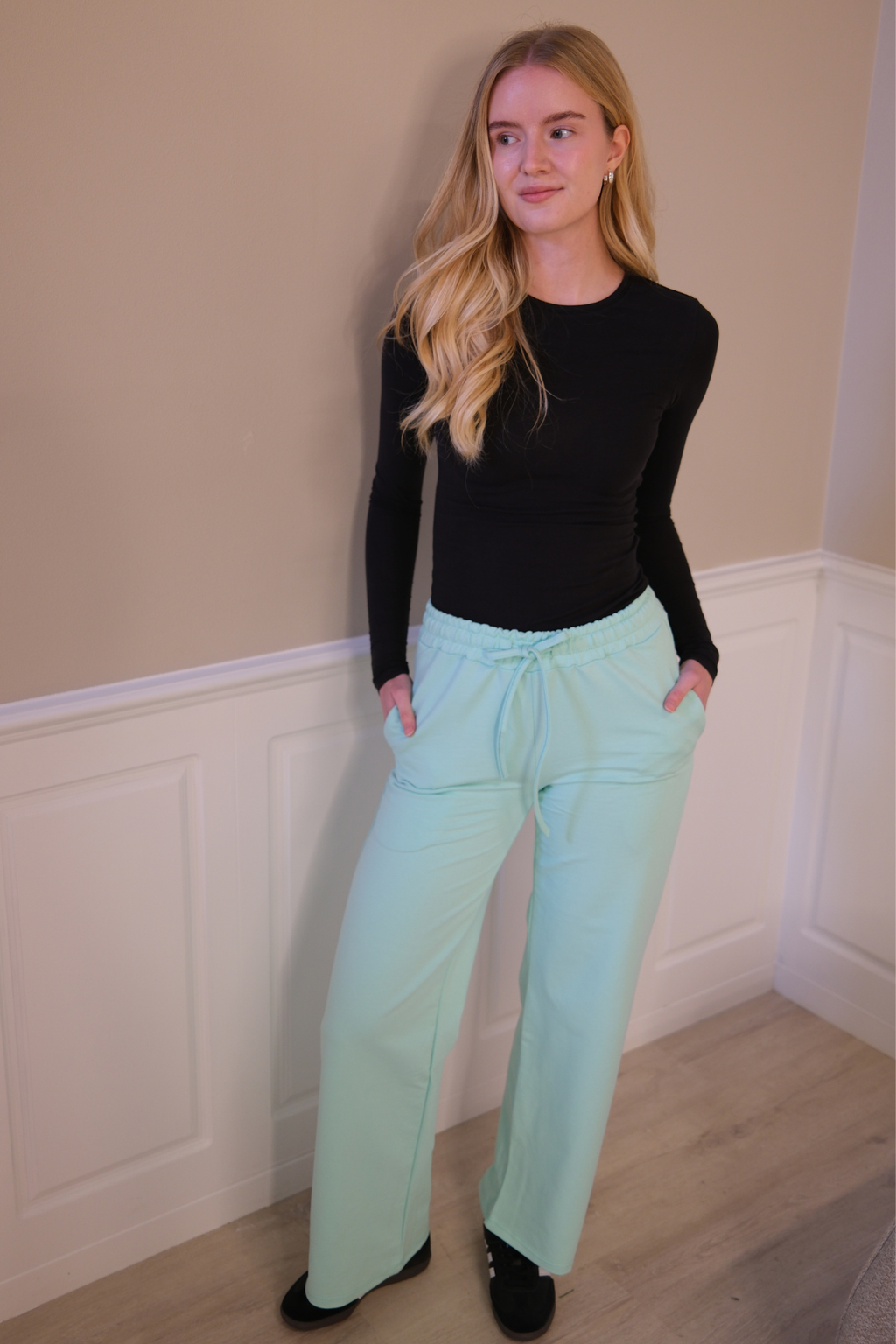 Pantalones de chándal de ancho - verde polvoriento
