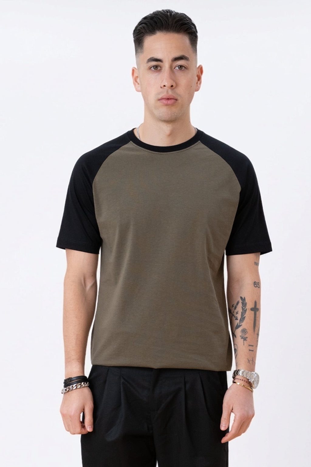 Camiseta básica de Raglan-Army negro