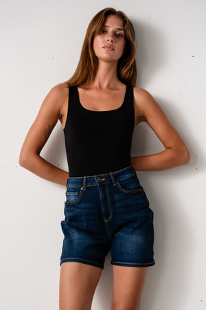 Los pantalones cortos de mezclilla de rendimiento originales - Dark Blue Denim