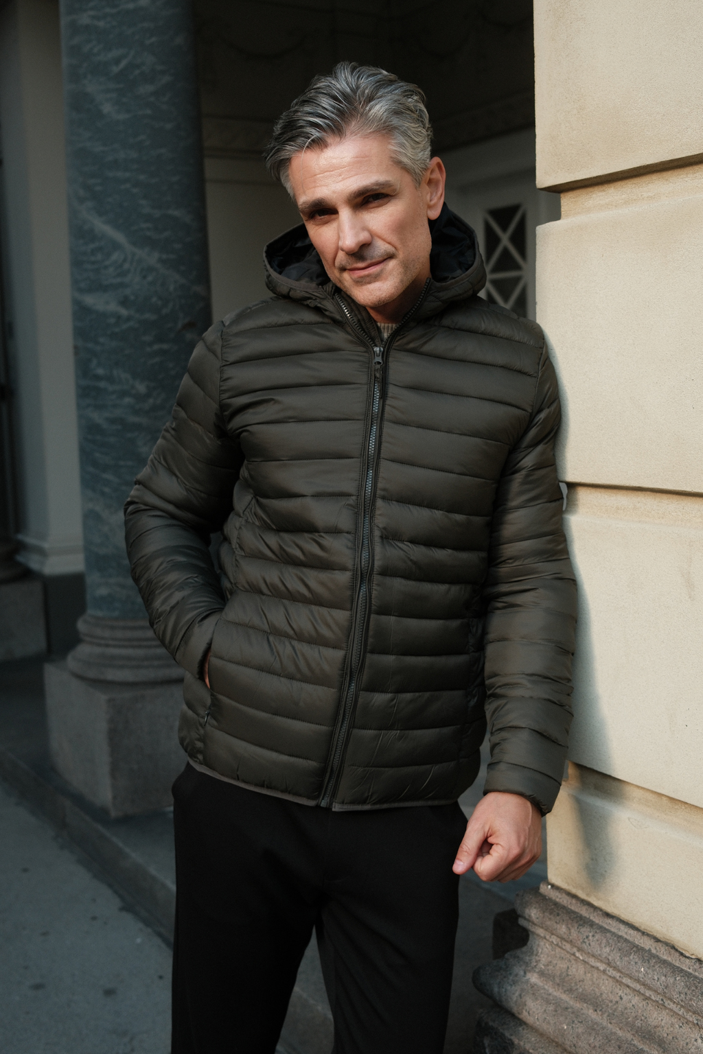 Chaqueta ligera con capucha - Oliva