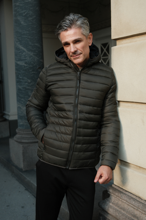 Chaqueta ligera con capucha - Oliva