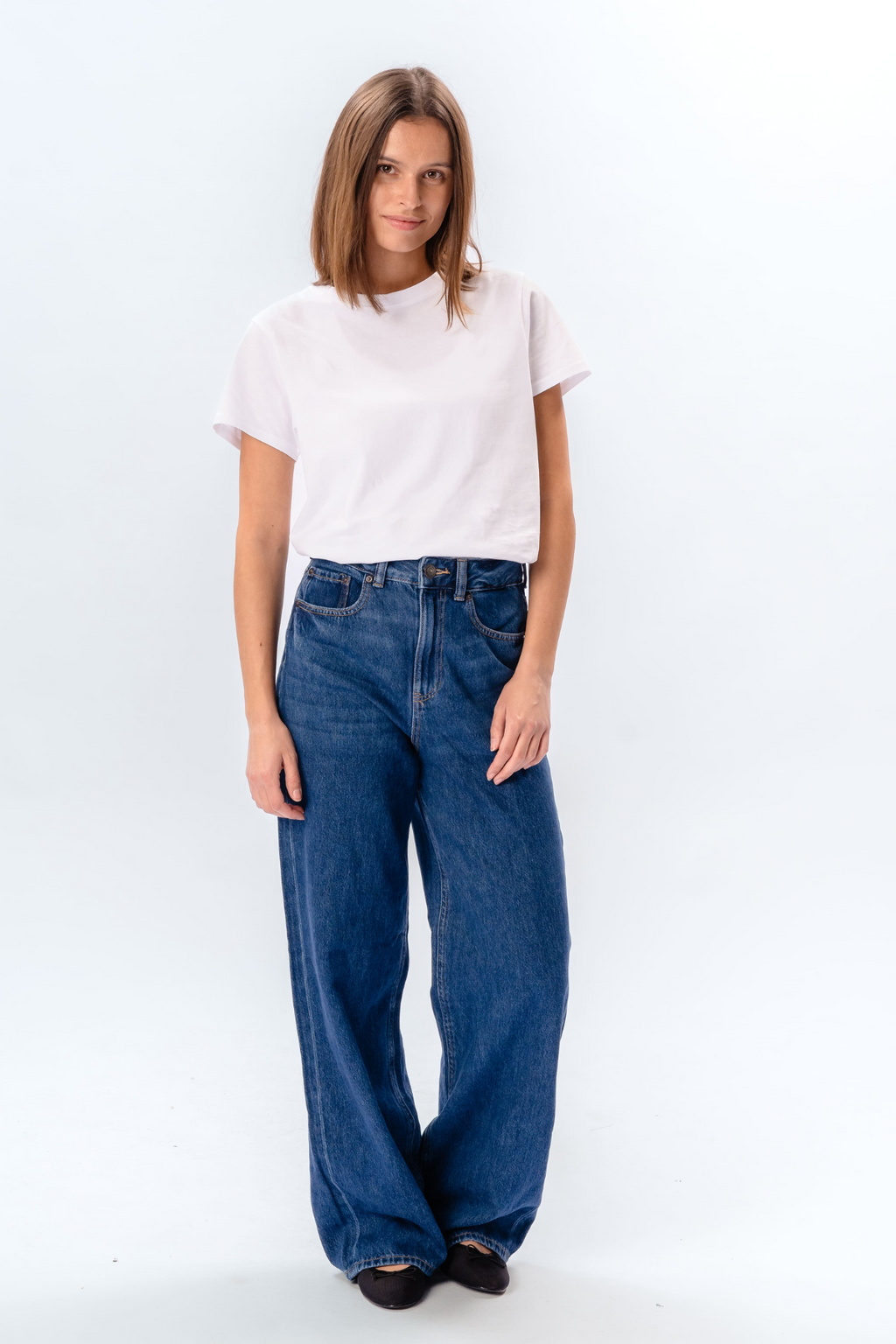 Los jeans de rendimiento ancho original - mezclilla azul medio