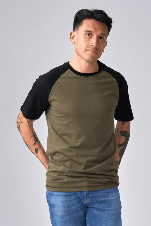 Camiseta básica de Raglan-Army negro