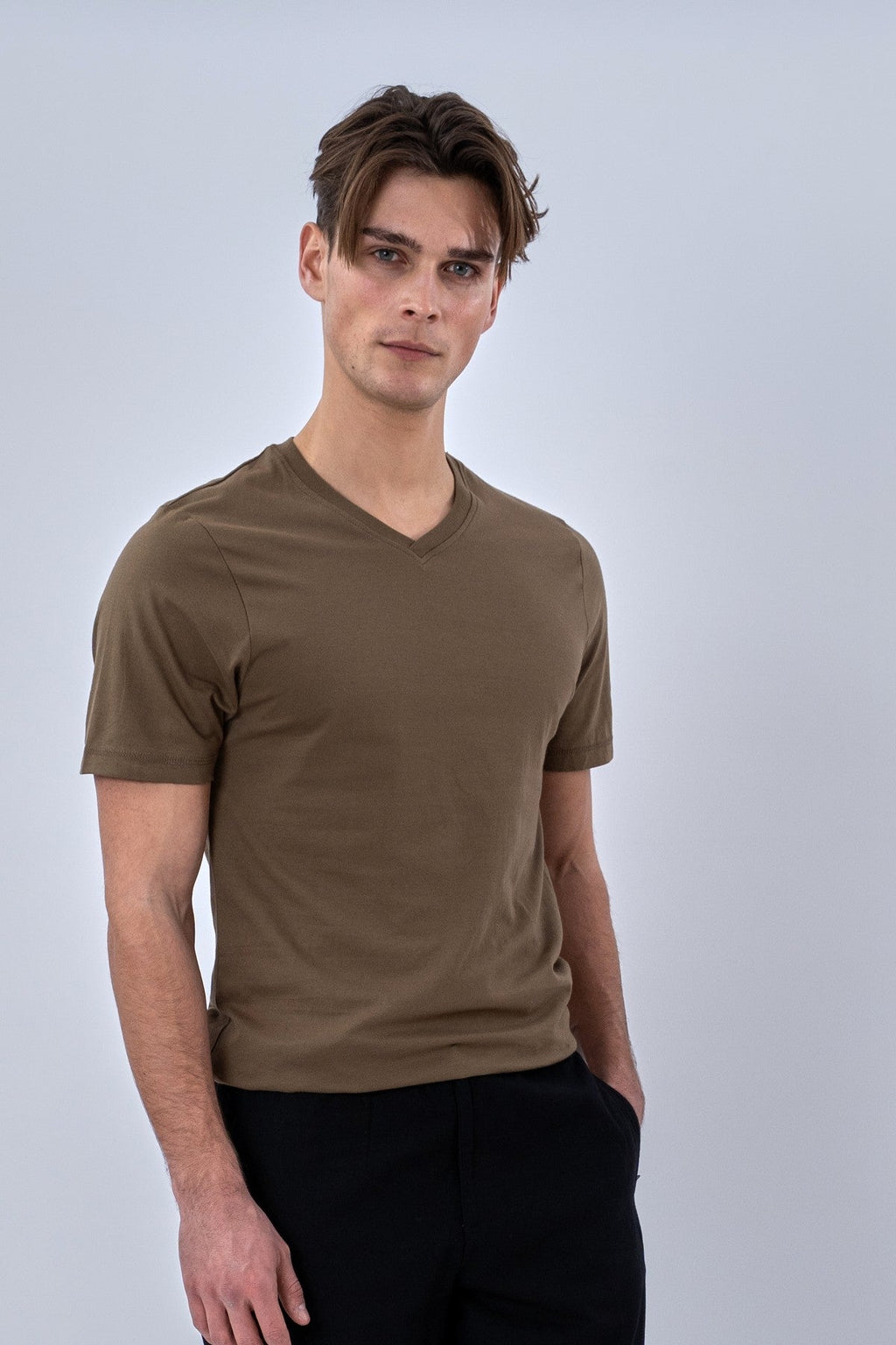 Basic Camiseta con cuello de pico - Oliva