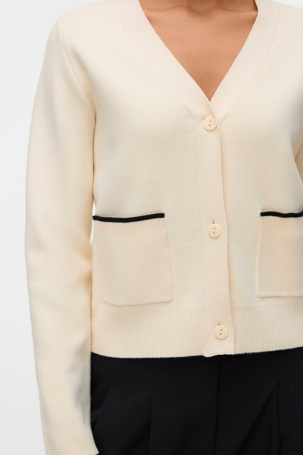 Cárdigan dorado en contraste con cuello en V - Birch W. Black