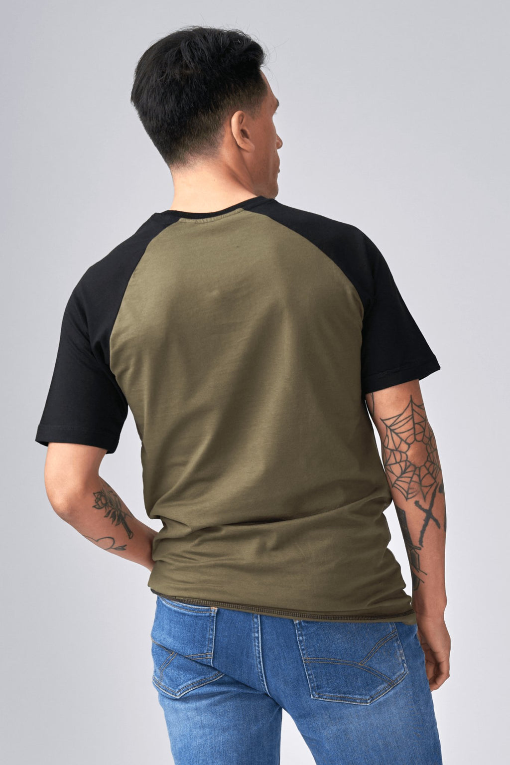 Camiseta básica de Raglan-Army negro