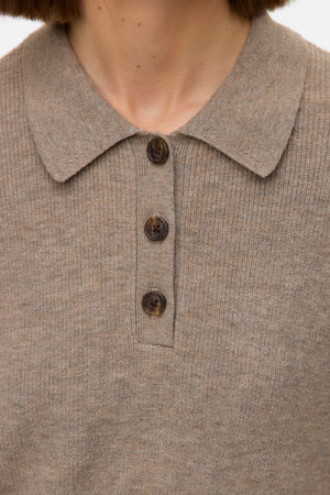 Emocionante jersey con cuello tipo polo - Visón plateado