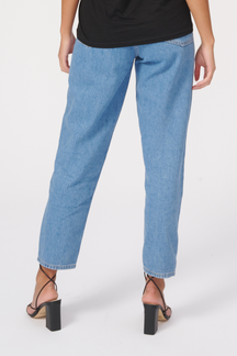 The Original Performance Mom Jeans - Denim azul claro