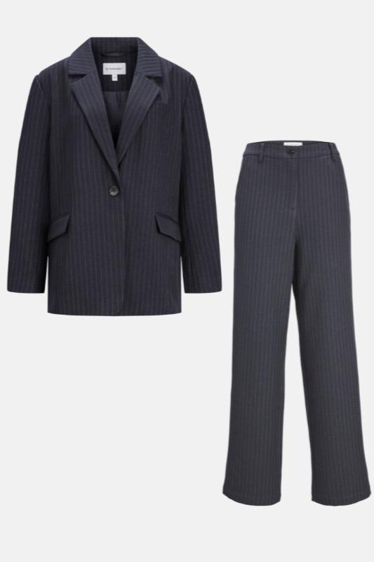Traje de gran tamaño (Pinstripe Navy) - Paquete de paquete
