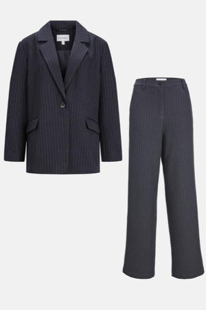 Traje de gran tamaño (Pinstripe Navy) - Paquete de paquete