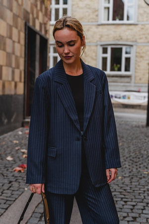 Traje de gran tamaño (Pinstripe Navy) - Paquete de paquete