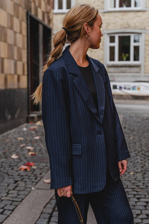 Traje de gran tamaño (Pinstripe Navy) - Paquete de paquete