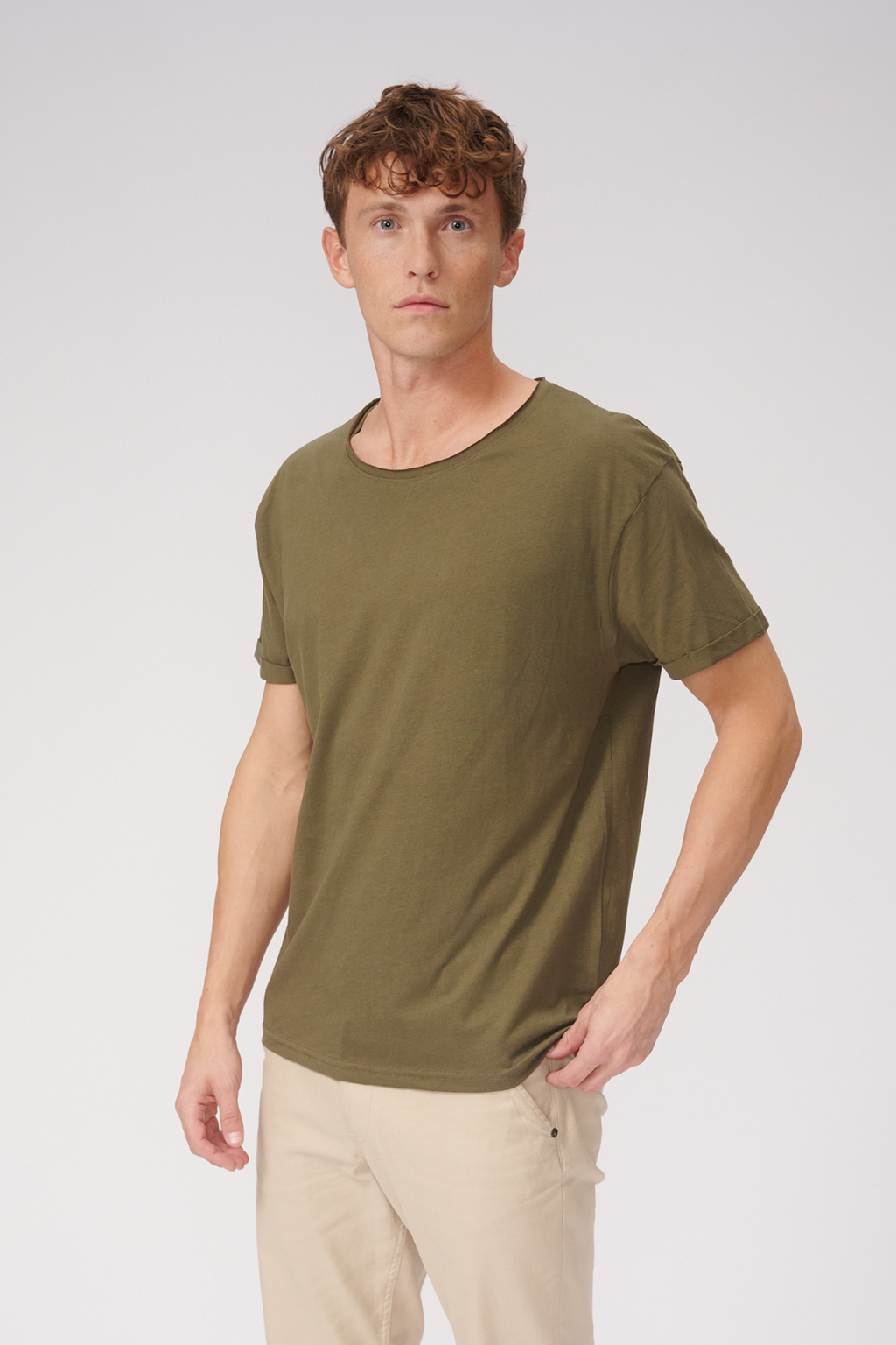 Camiseta con cuello profundo - Verde oliva