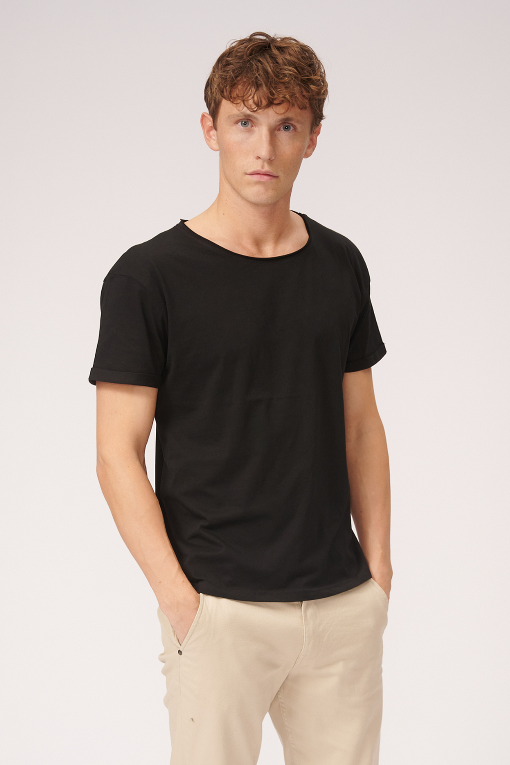 Camiseta con cuello profundo - Negro