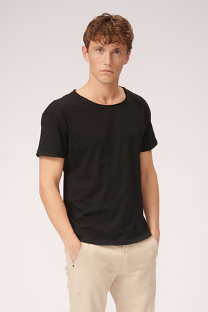Camiseta con cuello profundo - Negro