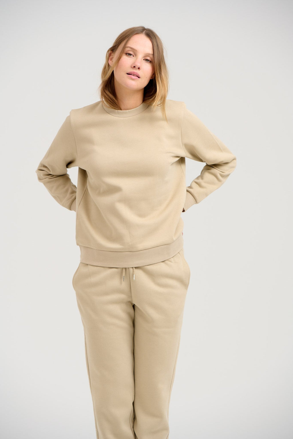 Basic Sweatsuit con cuello redacción (beige oscuro) - paquete de ofertas (mujeres)