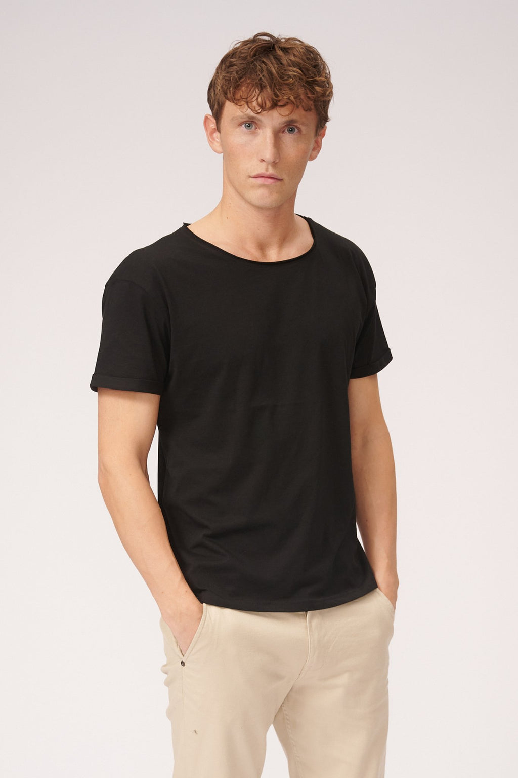 Camiseta de cuello crudo - negro