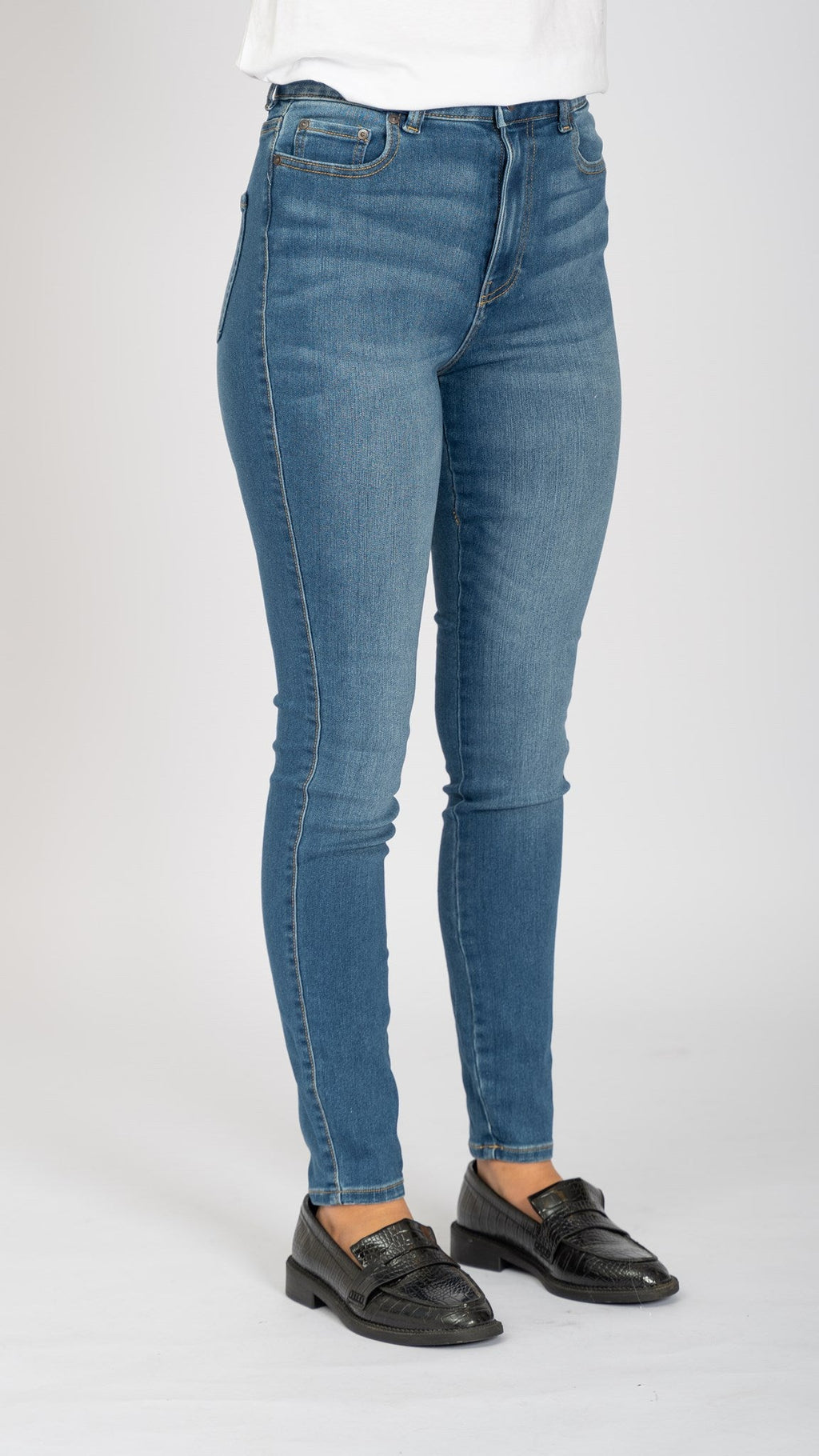 El rendimiento original de los jeans delgados - mezclilla azul claro