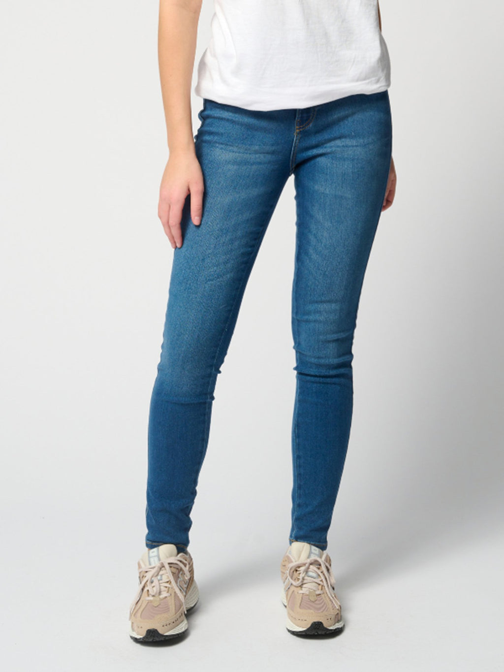 El rendimiento original de los jeans delgados - mezclilla de azul mediano