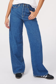 Los jeans de rendimiento ancho original - mezclilla azul medio