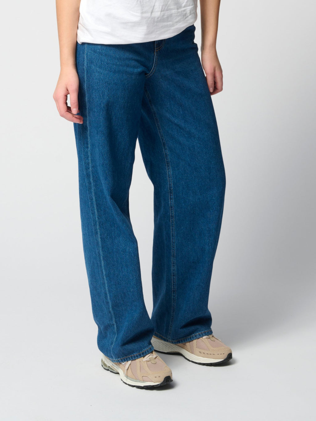 Los jeans de rendimiento ancho original - mezclilla azul medio