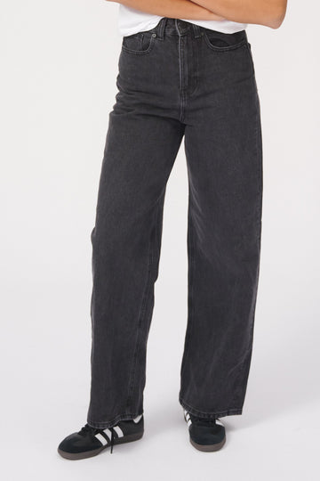 El rendimiento original de los jeans anchos - mezclilla blanca lavada